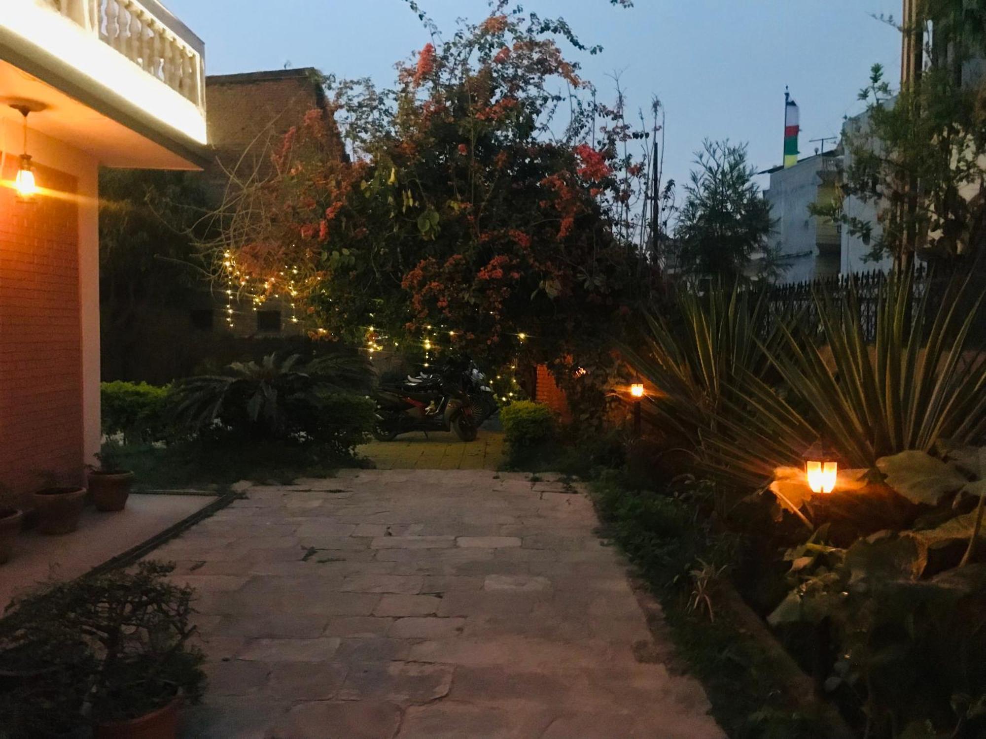 Hotel Lotus Garden Katmandu Zewnętrze zdjęcie